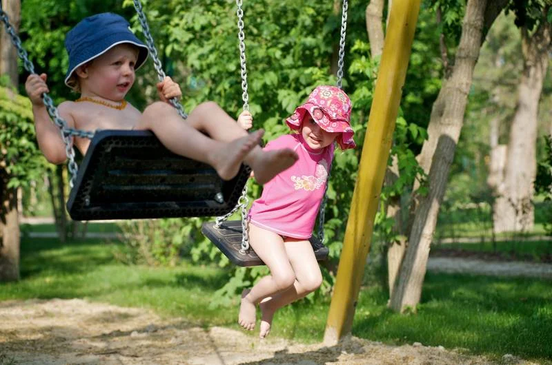 Bimbi che giocano nel parco