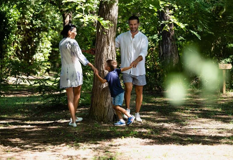 Famiglia in passeggiata nella pineta